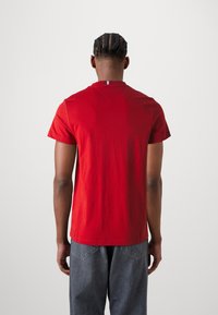 Tommy Hilfiger BADGE TEE - Printtipaita - dark magma