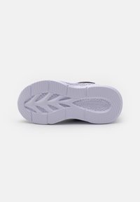 Suela de zapato de goma morada texturizada, con un patrón de banda de rodadura en zigzag y el nombre de la marca en relieve "SKECHERS."