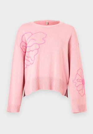 Pull en tricot rose à coupe courte, avec de grandes broderies florales en rose foncé sur les deux côtés et des poignets côtelés.