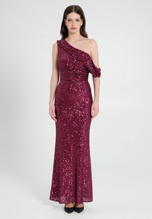 Abendkleid mit einem Träger, bodenlang, aus burgunderfarbenem Paillettenstoff mit Rüschendetail am Ausschnitt und taillierter Silhouette. Sichtbare schwarze Schuhe.