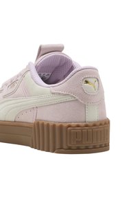 Sneaker in suede rosa con accenti bianchi, punta arrotondata, colletto imbottito, suola in gomma texturizzata e logo in rilievo sul tallone.