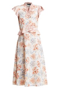 Blommig klänning med peplummidja, korta ärmar och krage. Färgerna inkluderar kräm, ljusblå och korall. Mjuk tygstruktur.