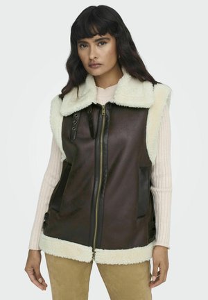 Bruine nepleren vest met een crèmekleurige nep-shearling kraag en zoom, frontale ritssluiting en zijzakken, met verstelbare details aan de zijkanten.
