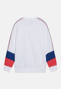Felpa bianca con strisce di accento rosse e blu sulle maniche, polsini a coste e scollatura rotonda con dettagli di cucitura aggiunti.