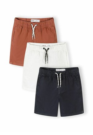 Trzy pary szortów z elastycznym pasem i sznureczkiem w kolorach rdzawego, białego i granatowego, ułożone jedna na drugiej na białym tle.