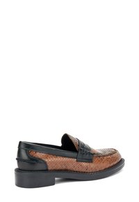 Mocassins en cuir à motif serpent marron avec des accents en cuir noir et un petit talon noir. Présentent une texture lisse et des détails cousus.