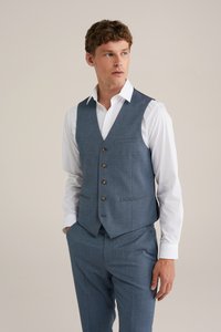Chaleco de tela azul gris�ácea con un ajuste entallado, que cuenta con cinco botones, dos bolsillos laterales y solapa de muesca, combinado con una camisa blanca.