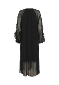 Lang sort semi-gennemsigtig kjole med bølgende lange ærmer og lagdelt stof, vist bagfra på en hvid baggrund.