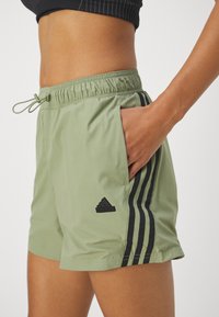 adidas Sportswear FUTURE ICONS THREE STRIPES  SHORT - Pantaloni scurți sport - tent green