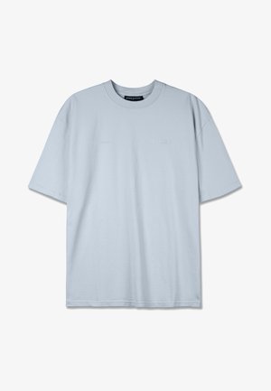 Camiseta de algodón azul claro con un ajuste relajado, cuello redondo, mangas cortas y un sutil logotipo de "PEGADOR" en la parte frontal.