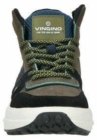 Bruine en zwarte suède en mesh sneakers met groene accenten, een geprofileerde veters, een gevoerd kraagje en een witte rubberen zool met grippatronen.