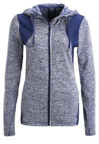 Sudadera con cremallera hecha de un tejido texturizado en tonos azul marino y gris. Presenta una capucha cercana, cremallera completa y paneles laterales en un sólido azul marino que contrastan.