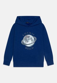 Sudadera azul con un gráfico de un planeta y una luna, y el texto "COSMIC DISCO". Confeccionada en una tela suave, de corte relajado y con un bolsillo frontal.
