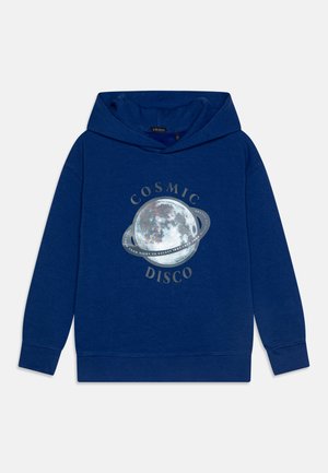 Hanorac albastru cu un grafic al unei planete și al unei luni, inscripționat cu textul "COSMIC DISCO". Fabricat dintr-un material moale, cu o croială lejeră și o buzunar frontal.