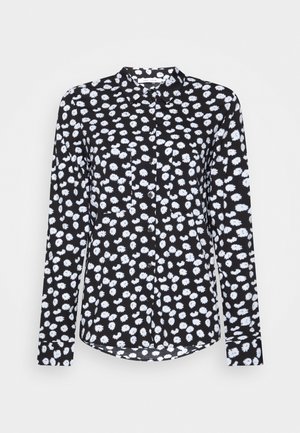 Zwart overhemd met lange mouwen, knoopsluiting, wit irrregulier polkadotpatroon en puntkraag.