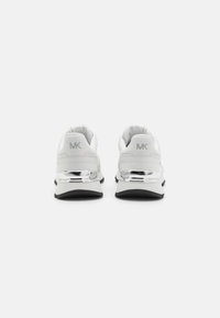 Weiße Sneakers mit silbernen Akzenten, strukturiertem Material und einem eleganten Design. Verfügt über einen gepolsterten Schaft und eine gummierte Sohle für Dämpfung.