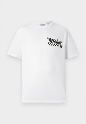 Balta kokvilnas T-kreklu ar melnu grafiku, kas vēsta "Mickey", un ar pārbaudītu rakstu, ar īsām piedurknēm un apaļu kakla izgriezumu.