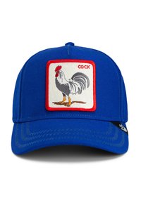 Gorra de béisbol azul con un parche bordado de un gallo con un borde rojo y la palabra "COCK" encima del gallo. Detalles en la costura de la visera.