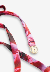 Kleurrijke stoffen lanyard met een florale print in tinten roze en rood, voorzien van een logo-accent in goudkleurig metaal en stevige stiksels.