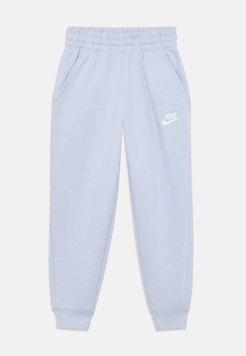 Jogging Nike bleu clair en tissu doux, avec une taille élastique, des poches latérales et un logo blanc sur la jambe gauche.