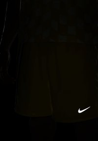 Nike Performance Urheilushortsit - yellow