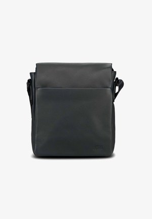 Sac messager en cuir noir avec rabat pliant, poche avant, sangle réglable et texture lisse, présentant un design minimaliste.