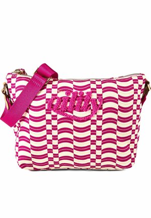 Crossbody-Tasche mit wellenförmigen rosa und weißen Streifen, flauschigem pinken "radity"-Logo und einem breiten verstellbaren pinken Träger.