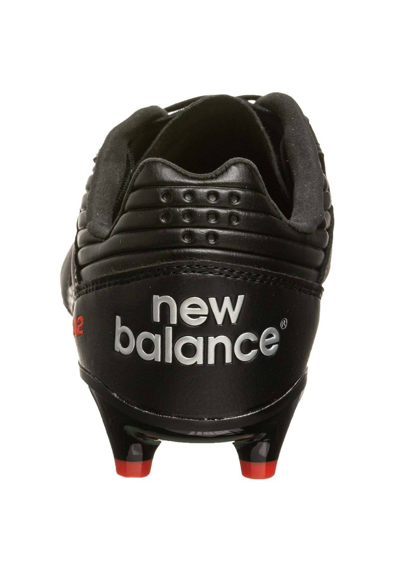 Scarpa da calcio in pelle nera con colletto imbottito, design testurizzato, dettagli rossi sulla suola e logo "new balance" in argento.