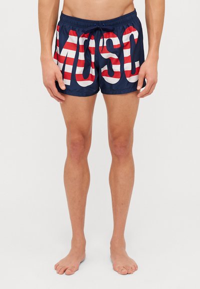 Shorts de bain navy avec une inscription en lettres audacieuses "MUSC" en rouge et blanc, taille élastique avec cordon de serrage et matériel léger.