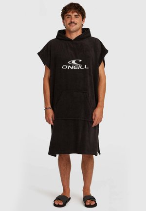 Sort håndklædeponcho med hætte, har en frontlomme og viser en hvid O'Neill-logo. Stoffet har en blød tekstur.