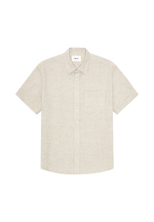 Chemise en lin beige à manches courtes avec une poche avant, un col boutonné et des boutons blancs visibles sur le devant.