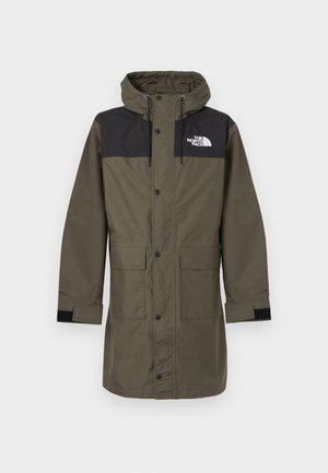 Πάρκα σε ελιά πράσινο με μαύρο πάνελ στους ώμους, κουμπιά εμπρός, κουκούλα με κορδόνι και δύο εμπρόσθιες τσέπες. Το λογότυπο The North Face βρίσκεται στο στήθος.