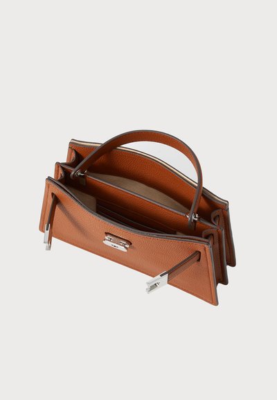 Sac à main en cuir marron avec finitions argentées, présentant un design structuré, deux compartiments et une anse supérieure. Fini texturé.