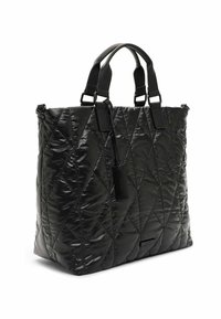 Sac cabas noir matelassé avec deux poignées et une petite étiquette suspendue, présenté sur fond blanc.