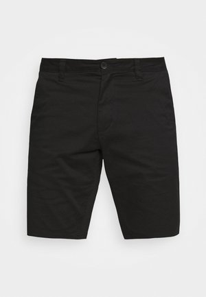 Schwarze Shorts aus glattem Stoff, mit einem Knopfverschluss, Gürtelschlaufen und zwei Fronttaschen. Gerade geschnitten mit einer Länge bis zur Mitte des Oberschenkels.