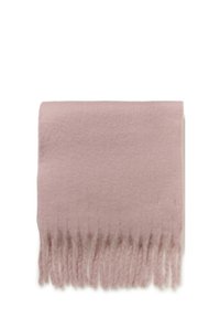 Pashmina de lana suave de color rosa enrollada con flecos largos en los bordes, exhibida sobre un fondo blanco.