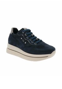 Baskets en daim bleu marine avec semelle épaisse beige, détail de talon métallique, bout rond et lacets à l'avant avec oeillets en métal et clous décoratifs.