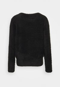 Svart fluffig tröja med rund halsringning, långa ärmar och kortad nederkant. Mjuk textur utan synliga mönster eller hårdvarudetaljer.