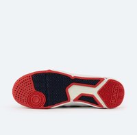 Suela de zapato con una combinación de colores rojo y marino, de goma texturizada con un patrón de espiga y detalle del logo "MUNICH" en relieve.