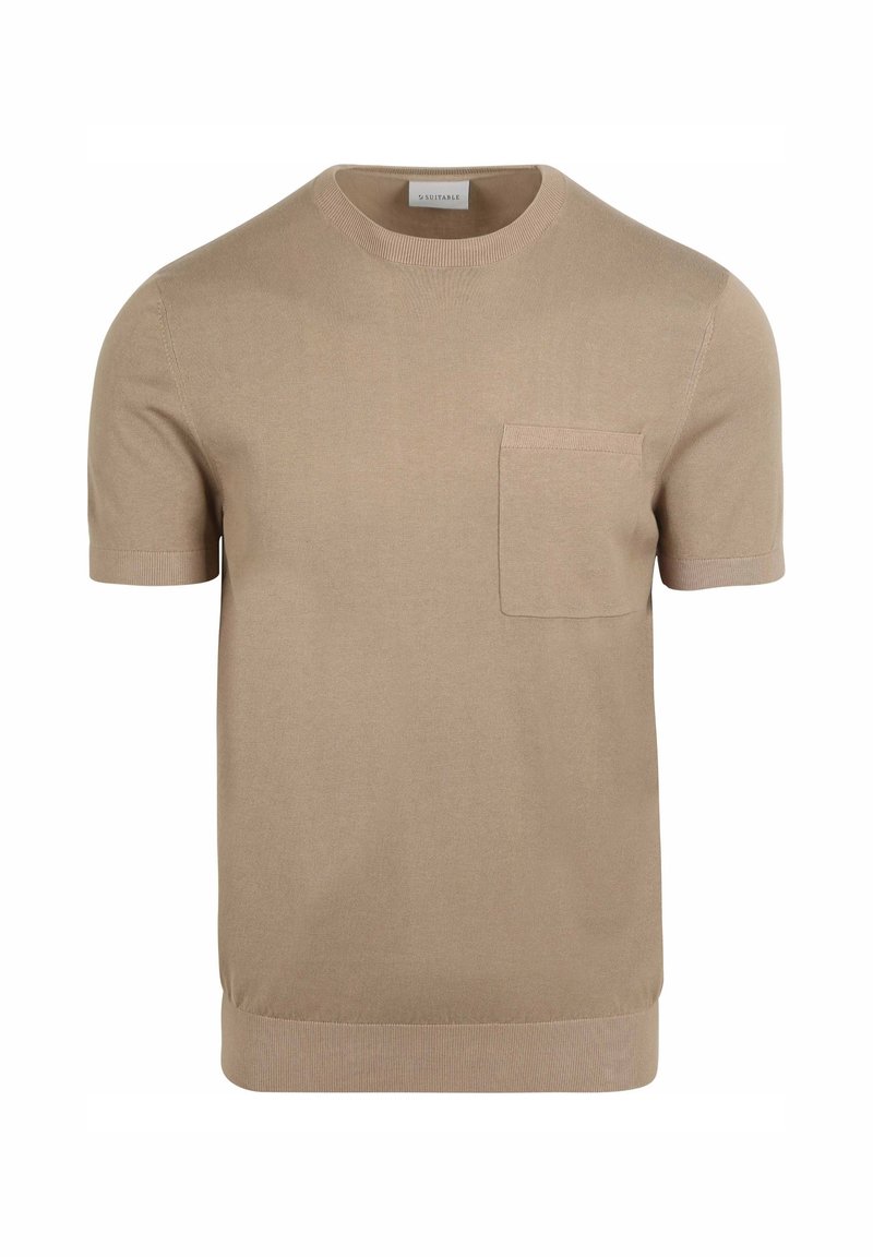 Beige gebreid sweater met korte mouwen, een ronde hals en een borstzak. Geribbelde zoom en manchetten. Gladde textuur, casual ontwerp.