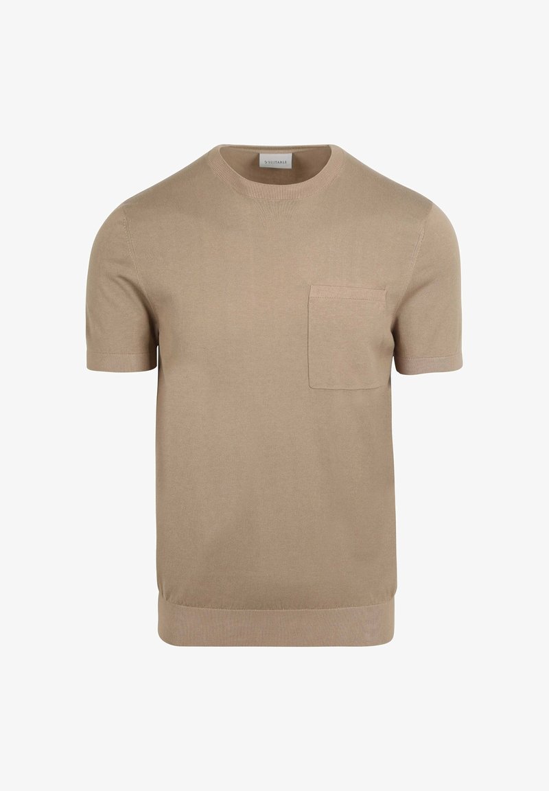 Beige gebreid sweater met korte mouwen, een ronde hals en een borstzak. Geribbelde zoom en manchetten. Gladde textuur, casual ontwerp.