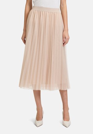 Plissé midi-rok van zacht beige tule met een elastische tailleband. Het ontwerp heeft een vloeiende, gestructureerde uitstraling, gecombineerd met witte puntige hakken.