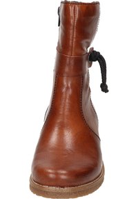 Bottines en cuir marron avec un bout arrondi, tige légèrement tombante et détail de laçage latéral ajustable. Fini texturé et semelle en caoutchouc.