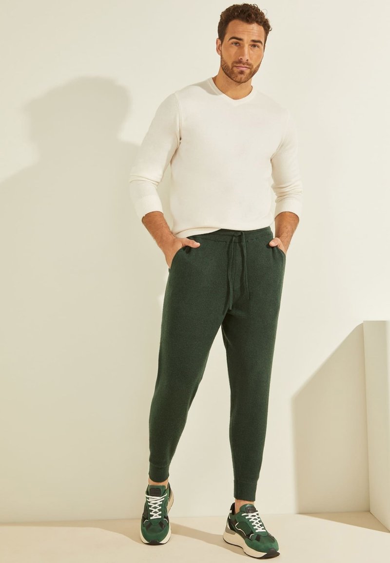 Herren Trainingsanzüge | Guess Jogginghose grün - KU20981 Herren Trainingsanzüge | Guess Jogginghose grün - KU20981