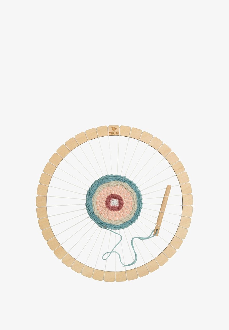 Métier à tisser rond en bois, avec un design central coloré en fils rose, bleu et crème. Comprend un crochet et du fil.