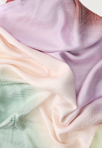 Απαλό, διπλωμένο ύφασμα με βαθμιαία μετάβαση παστέλ χρωμάτων, όπως πράσινο, ροδάκινο, λεβάντα και κόκκινο, με διακριτικό σχέδιο ζικ-ζακ.