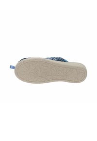 Zapato azul claro con parte superior texturizada y suela de goma de color marrón con un diseño particular. Cuenta con un lazo de tela azul en el talón para facilitar su uso.