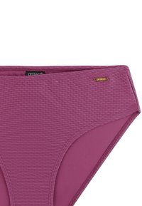 Fialové plavkové nohavičky s vysokým pásom so štruktúrou, so zlatou malou značkovou visačkou a čiernou značkovou štítkom na vnútornej strane pásu.