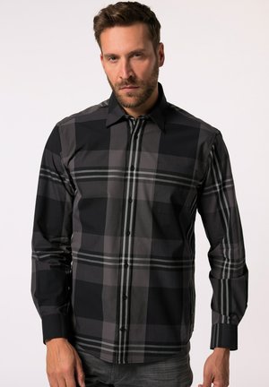 Camisa de cuadros en negro y gris con botones, de manga larga, que cuenta con un cuello puntiagudo y un solo bolsillo en el pecho, hecha de una tela suave.