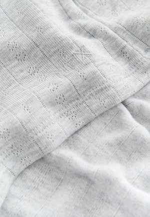 Lichtgrijs gebreide stof met een gestructureerd patroon, voorzien van verticale strepen en kleine decoratieve gaatjes door het hele oppervlak. Zachte, gladde textuur.